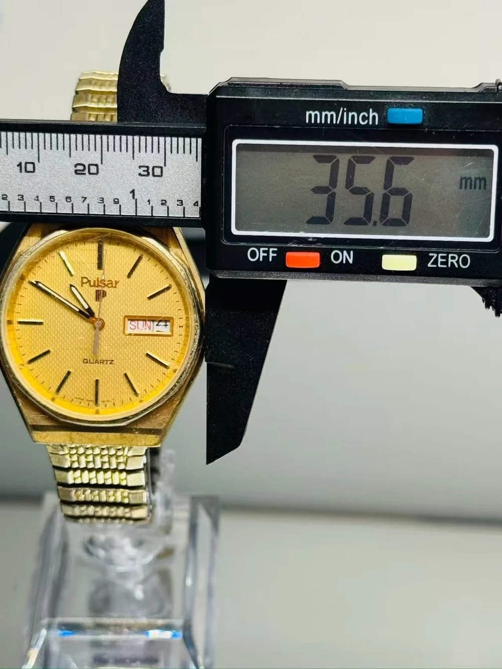 Vintage Pulsar Men’s Gold Tone Quartz Watch Day Date 35mm New Battery Runs